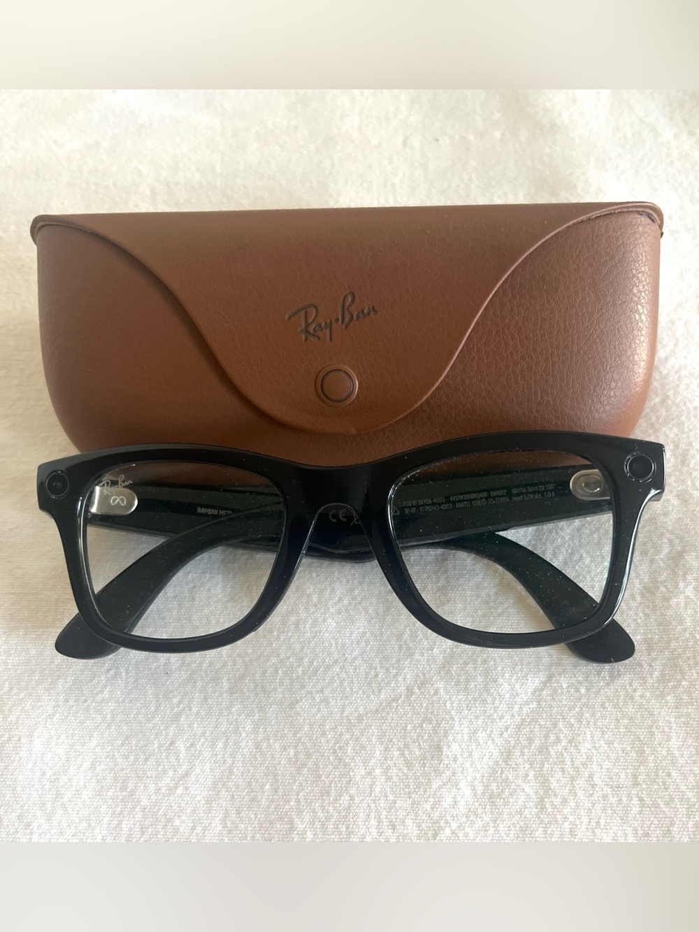 Ray-Ban Meta Wayfarer Smart Glasses With Tan Leather Chargers Generation 2